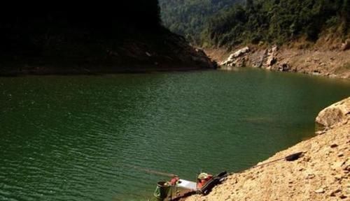 浅水|冬钓鲫鱼，大雪之后找深水，并非水深就有鱼，这样的深水才有鱼窝