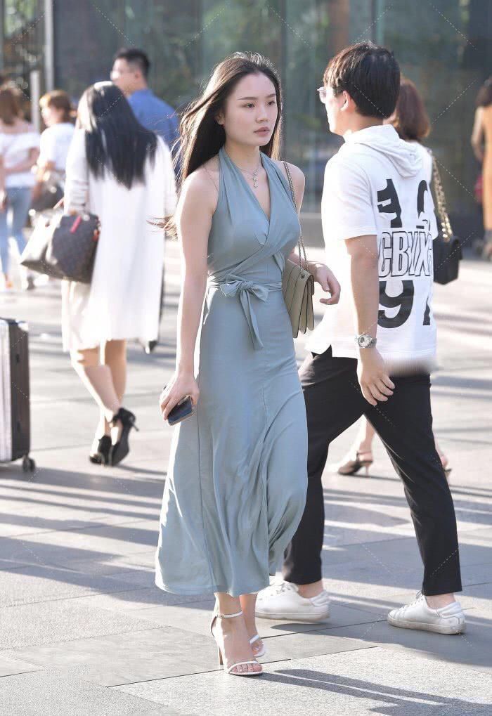 洋气又时尚的裹身裙穿搭,在腰间“打个结”,显腿长还有修身的效果