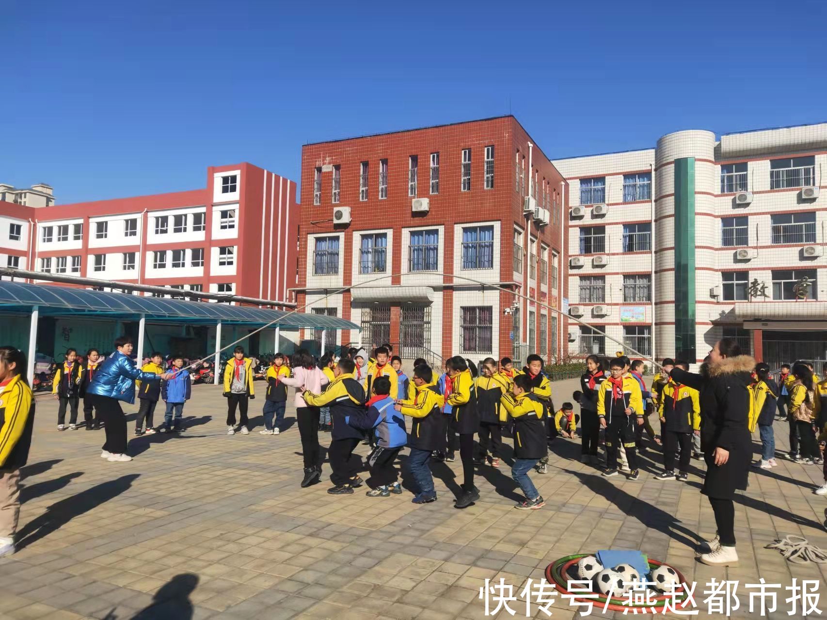 隧道|河间市第二实验小学：“趣味游戏”比赛让操场变成欢乐海洋