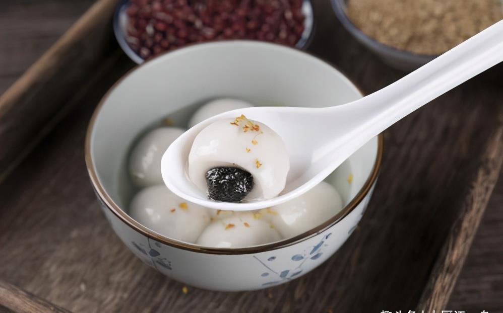 只用清水煮汤圆就错了,教你一招,汤圆煮好后软烂不露馅,真解馋