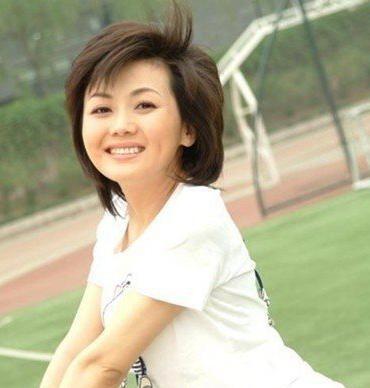 她是央视著名主持人,清华硕士毕业被称“冰山美人”