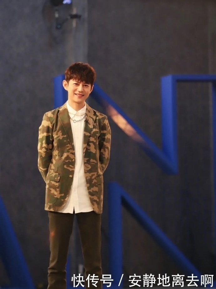 何炅發(fā)博歡迎丁程鑫加入快本,丁程鑫評(píng)論自稱徒弟遭何炅粉絲吐槽