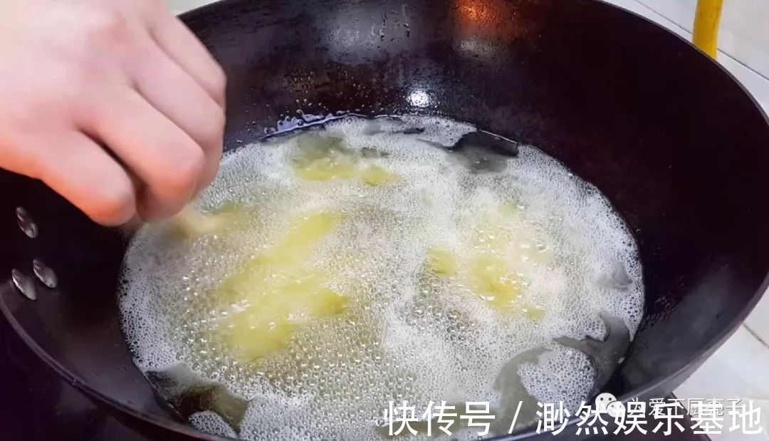 以后面粉就这么做,加2个鸡蛋,不烙饼不蒸馍,香甜酥脆上桌秒光