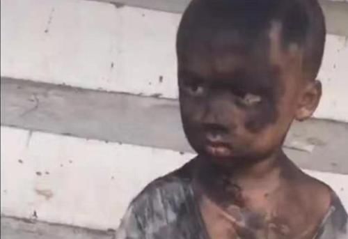 父母|幼儿园放学,俩“煤球”一直无人认领,亲妈崩溃足足找了10分钟