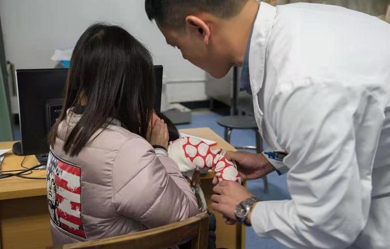 衣服|“满月照”成圈套,越来越多的父母往里跳,娃不哭闹却受罪