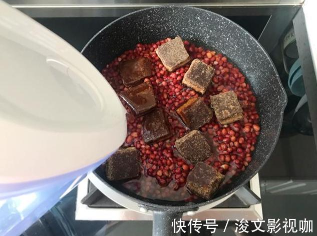 红豆最简单的做法,放点红糖一起煮,女人多吃补血养颜越吃越年轻