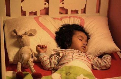 孩子|“佛系夫妻”睡姿火了,夫妻恩爱孩子随意睡,网友:孩子是意外