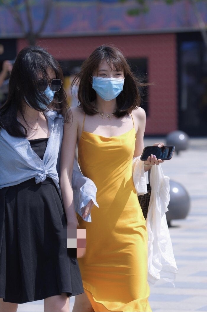 姑娘真是“时尚扛把子”，身穿长裙很洋气，不