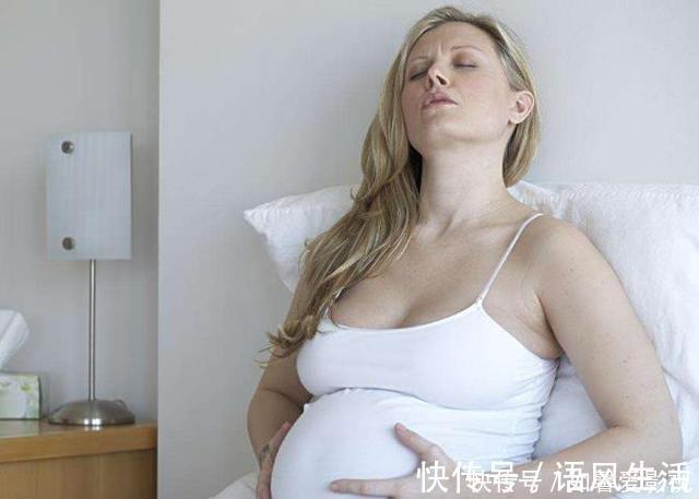 腹中小宝宝|为什么胎儿总在晚上踢妈妈主要原因有3个,你要学会分辨