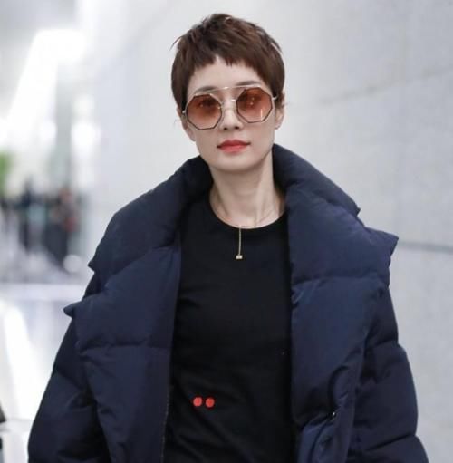 女人变老从短发开始？看几位短发女星的发型，都比同龄人显年轻