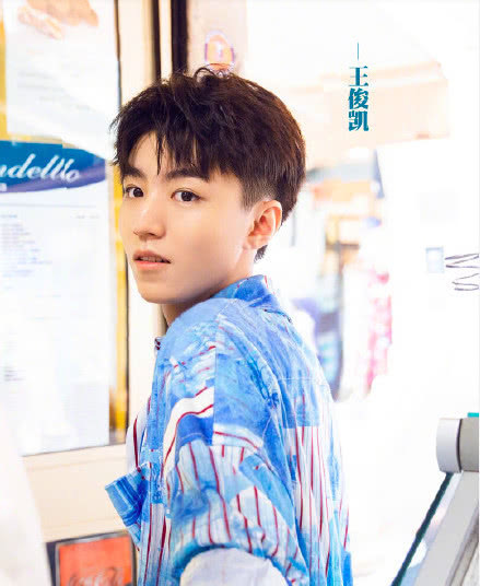 中餐厅|杨紫摸王俊凯脸被粉丝痛骂,当事人澄清正常互动不要过分解读!