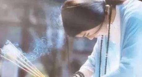  可算|为什么烧香的时候要烧三根三根香代表何意看完可算明白了