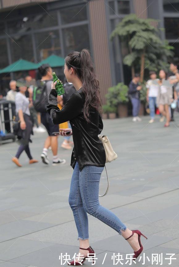 穿搭|个性女生就是美的有个性，绸缎面衬衫配修身牛仔裤，洋气又耐看