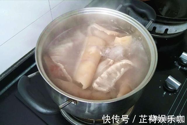 晶莹剔透|水晶猪皮冻应该怎么做？想要晶莹剔透，除了加一步就是放点它