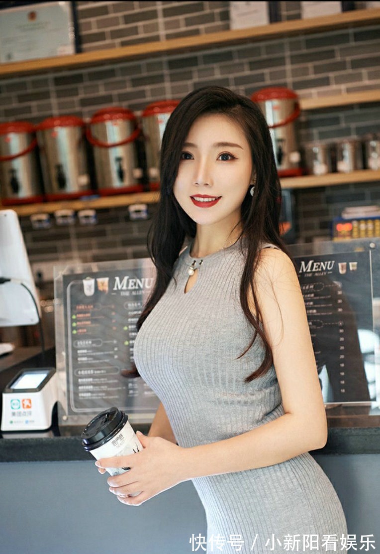 打底裤|在挑选连衣裙的时候,可以选择针织裙,弹性极好能为你加分不少