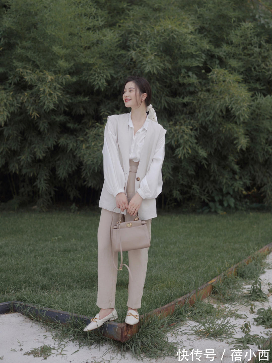 学院风 小白鞋过时了,今年冬季流行“乐福鞋”,搭配裤子、半身裙都高级