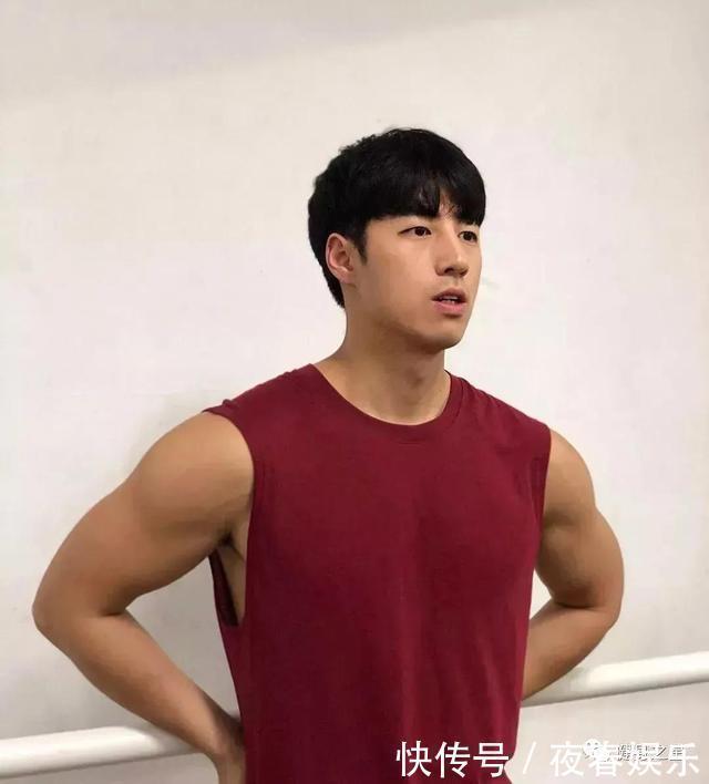 小哥|小伙一周健身4次，戒掉炸鸡甜品，如今身材傲人，肌肉线条硬朗