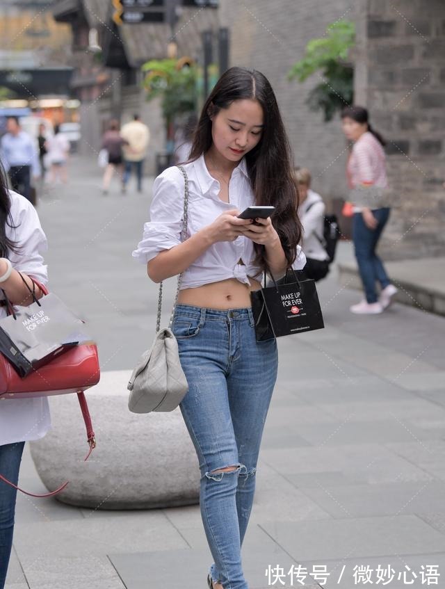 打结 白色衬衫打结方式穿搭气场不同,搭配破洞裤更是绝美!