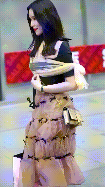 |搞笑GIF:小哥,你干什么,牵我女朋友手干什么