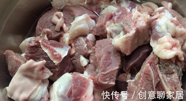 炖羊肉必加4味香料，不能多也不能少，否则羊肉不鲜美，卖相还差