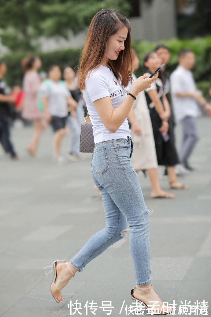牛仔裤|街拍牛仔裤装扮让你休闲有型,轻松展现出潇洒惬意的一面