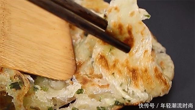 不和面不放油,3分钟吃到葱油饼!够酥、够香、够味!