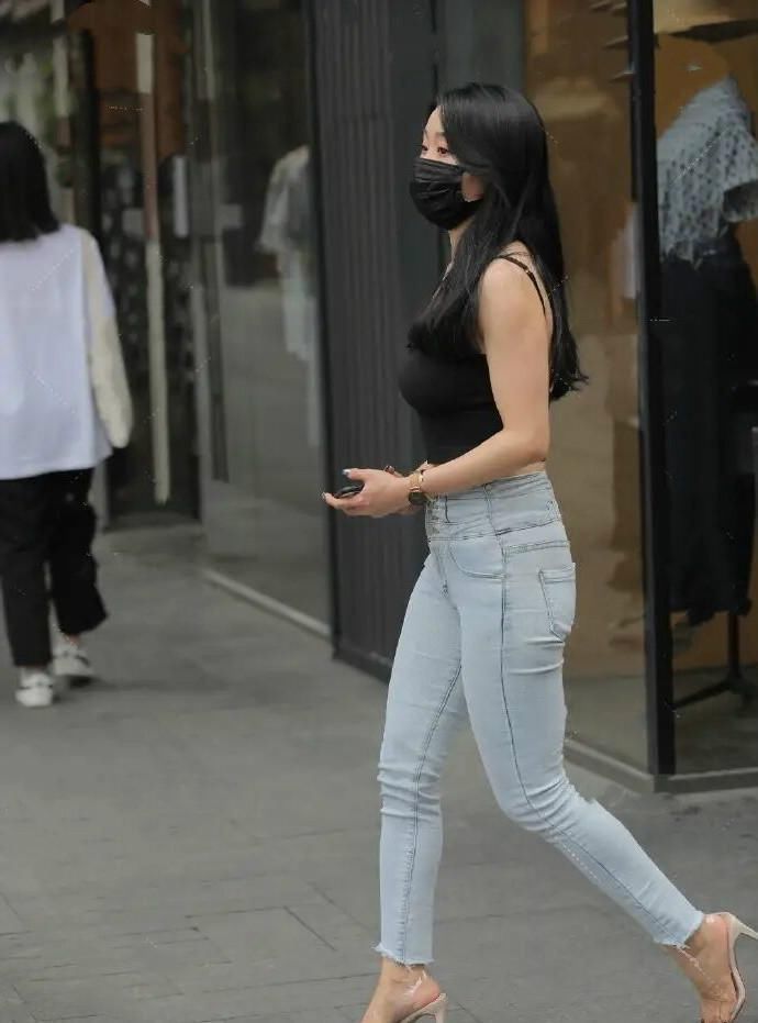 短裤大势已去了,今夏刮起了“牛仔风”,跟着三木穿时髦又显瘦