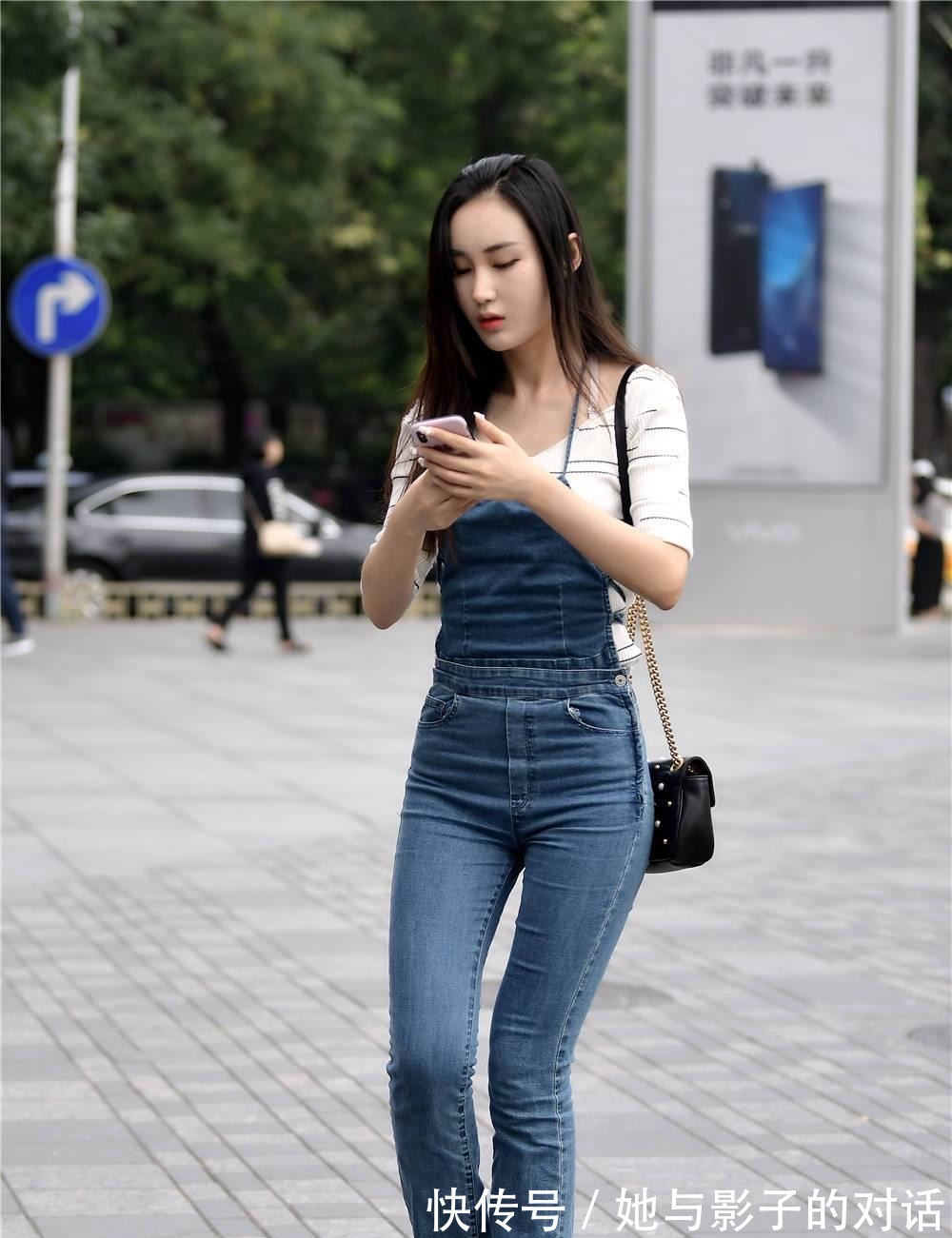 美女 牛仔背带裤，秋天穿着很独特，搭配半袖穿着更舒适