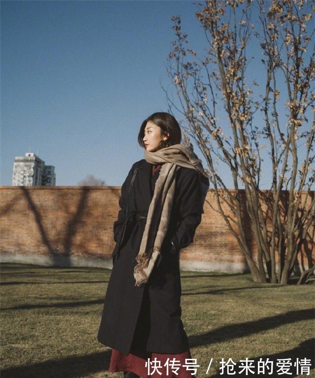搭配|秋冬穿大衣怕冷今年流行这样来“叠穿”,时髦保暖,很适合过冬