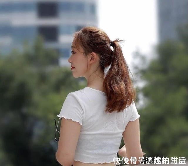 阿娜|美女的时尚造型,露脐背心搭配牛仔裤,塑造苗条身材