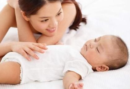婴儿|婴儿有睡眠“窗口期”?抓住3个月的好时机,培养娃睡整觉更容易
