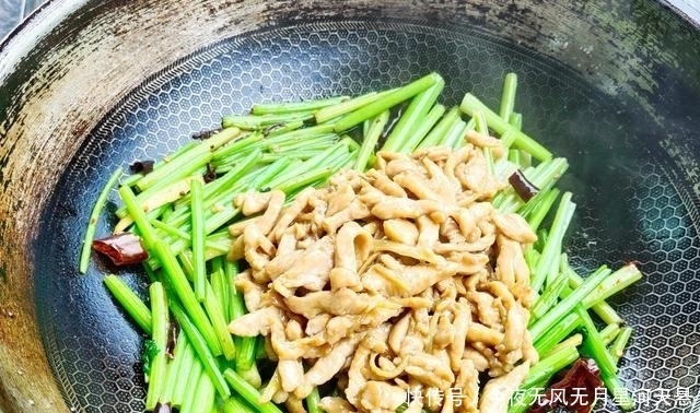 鸡丝炒芹菜,五分钟快手家常菜,鸡肉嫩滑不柴,芹菜脆口不塞牙