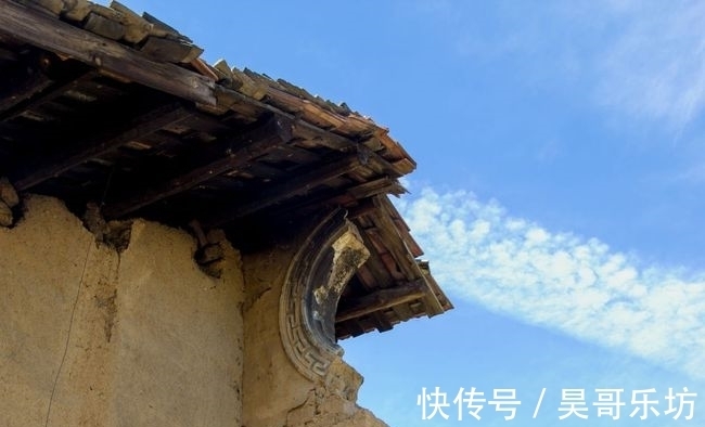 碾盘|秦岭深处发现一处老宅院，雕梁画栋，还有两根拴马桩，县志无记载