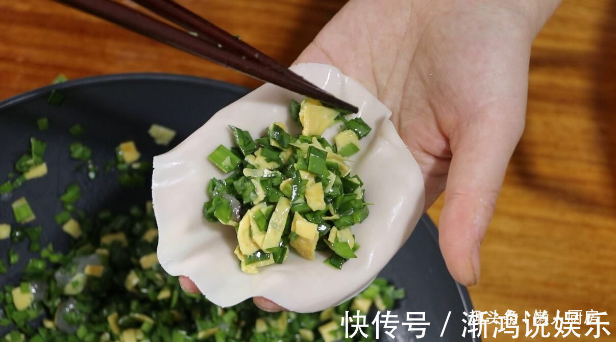 饺子皮|饺子皮别只会包饺子，教你做韭菜小笼包，不用揉面，不用发酵