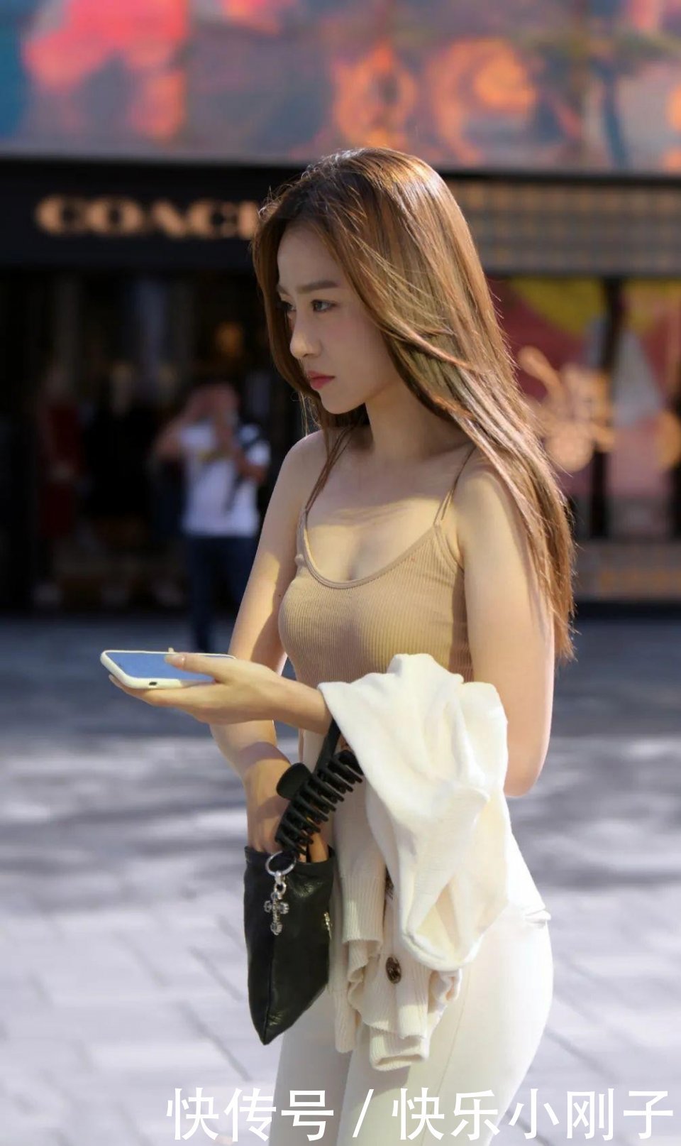 耐看|撩头发的动作实在是太迷人了,不会第一眼就吸引你,但非常耐看