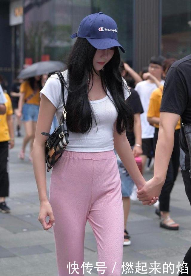 纯白色T恤搭配粉色针织裤，休闲时髦又减龄，更显少女气场