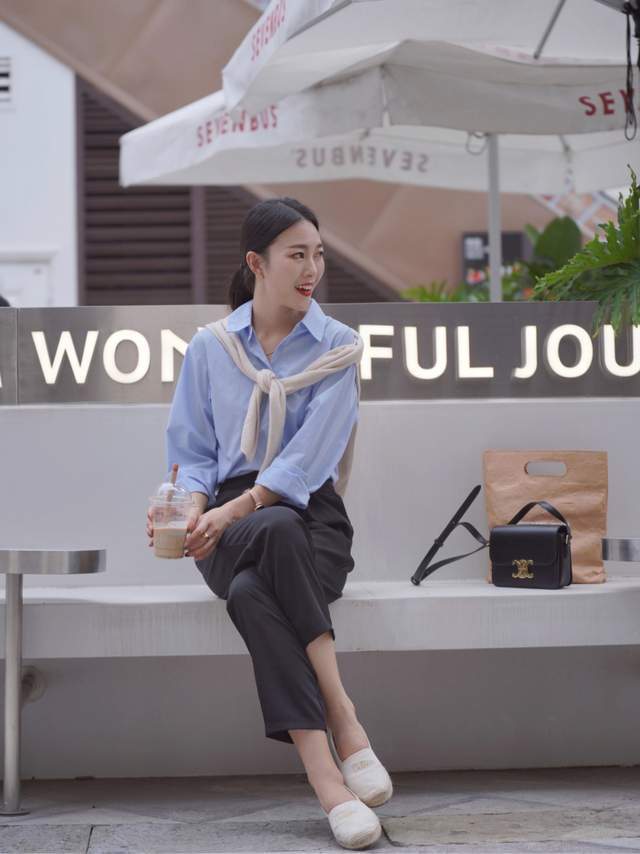 穿搭|40+女性怎么穿才干练洋气,蓝色衬衫搭配西装裤通勤洋气,超显白