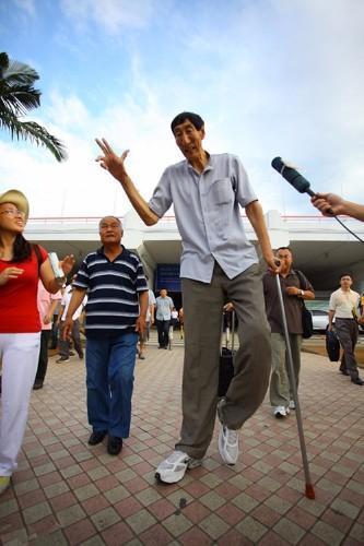 篮球|2米36巨人鲍喜顺,不听医生劝阻执意生下一子,如今儿子怎么样