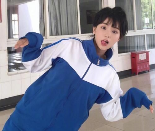 学生党嫌校服“太丑”不想穿00后掌握这“3办法”,分分钟爱上丑校服
