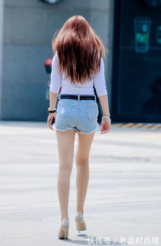街拍:超短牛仔热裤搭配白色休闲T恤,小姐姐这算不算是大长腿呢