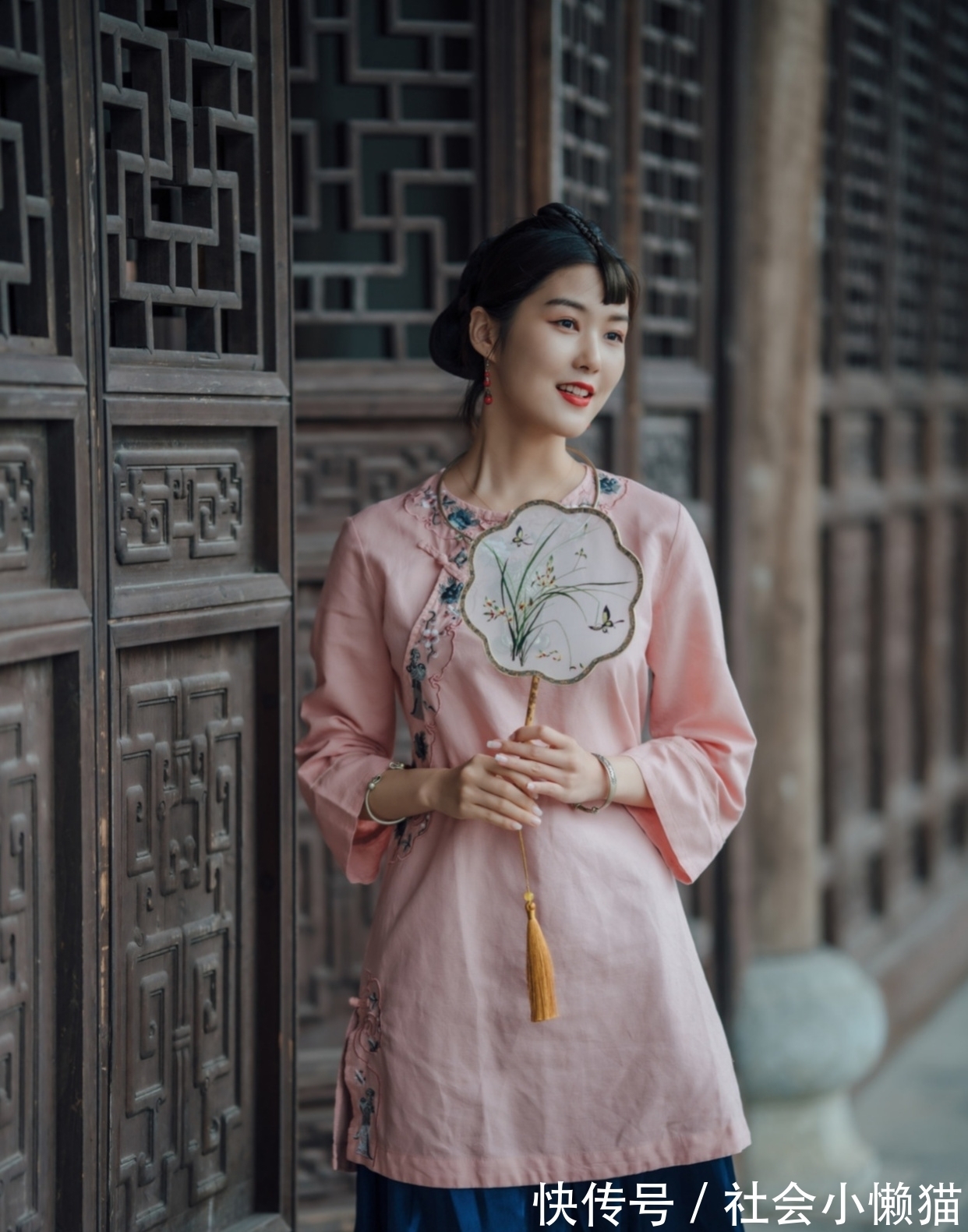 打油诗$打油诗·九首丨奔月嫦娥休笑我,温壶美酒送入喉