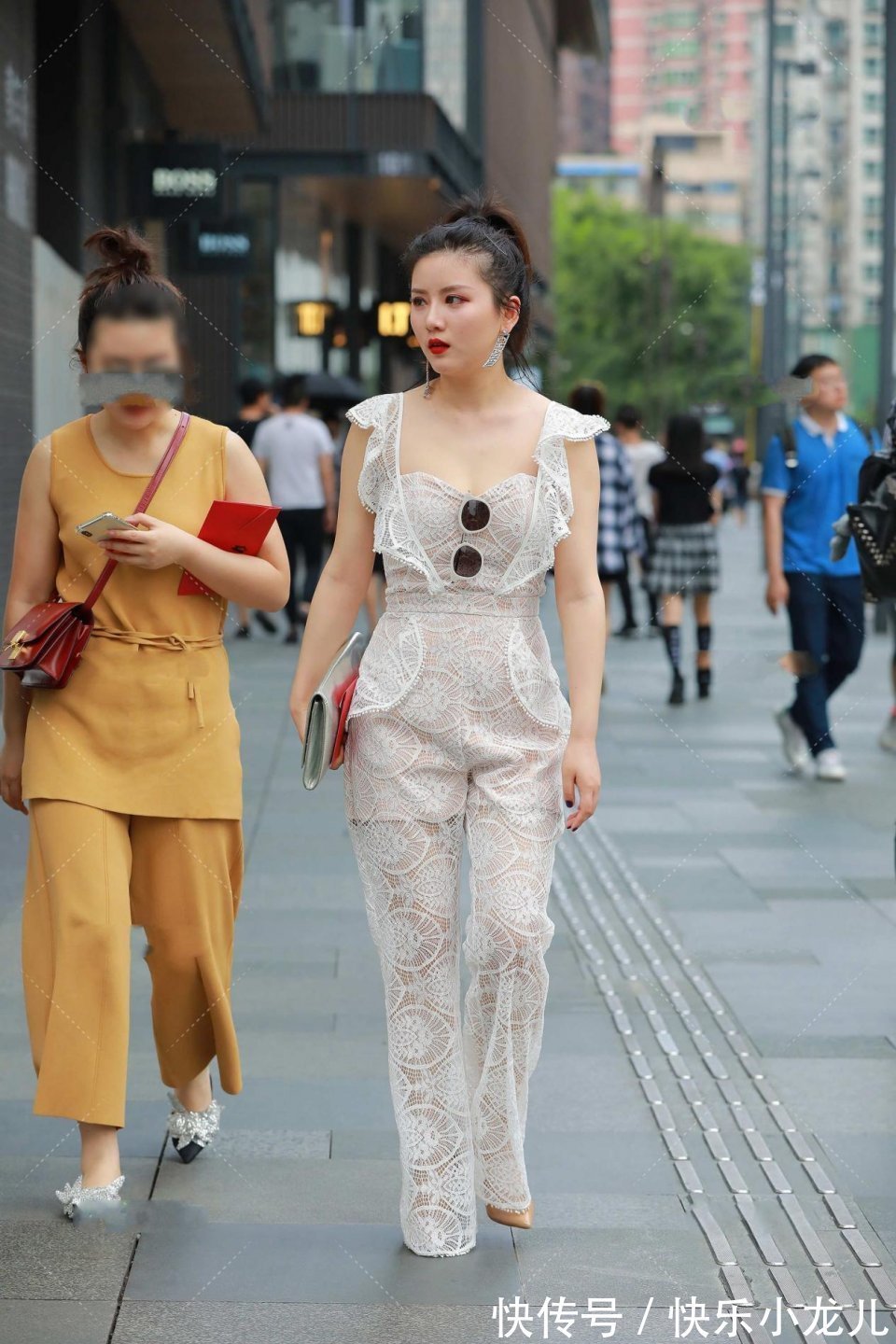 漂亮的气质美女,很有女强人的感觉,显得她的气场更加的强大