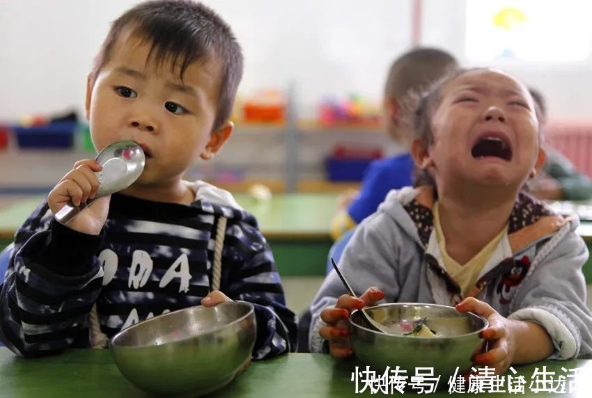 鸡蛋羹|小男孩一天抽搐二十几次,颅内取出9厘米寄生虫,无知母亲惹的祸