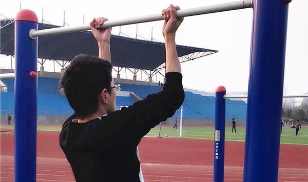 掉头发|三个表现一出现,说明男人已经开始步入衰老了,再嘴硬也没有用