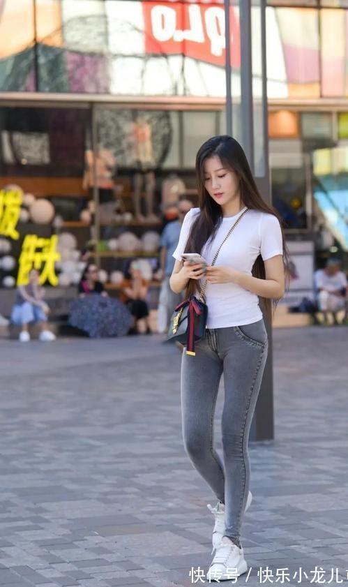 衣服 简单的短袖和紧身牛仔裤，小姐姐气质温柔，看起来很有质感！