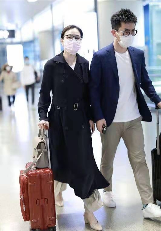 吴敏霞气场太强，罕见穿高跟鞋像女总裁，老公小男生打扮惨变助理