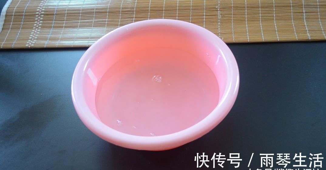 妙招|凉席脏了别再用水冲洗了, 教你5分钟清洗凉席, 洗的干净还能除螨