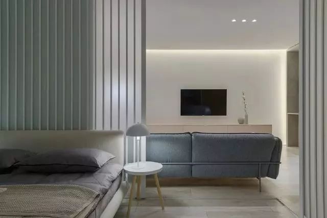 移门|53㎡简约风单身公寓，不做电视墙，巧用移门做隔断，设计很巧妙！