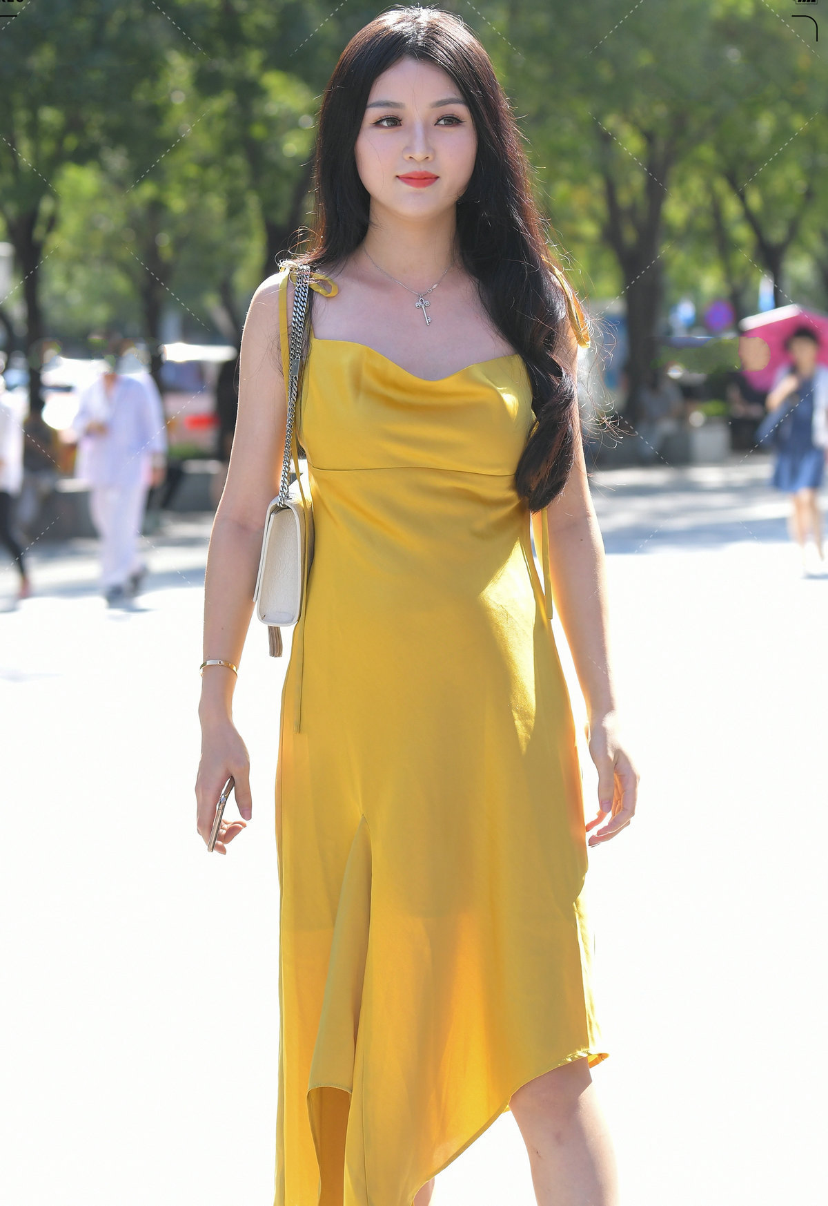 小姐姐穿明黄色的连衣裙，给人一种干净整洁、知性优雅的感觉