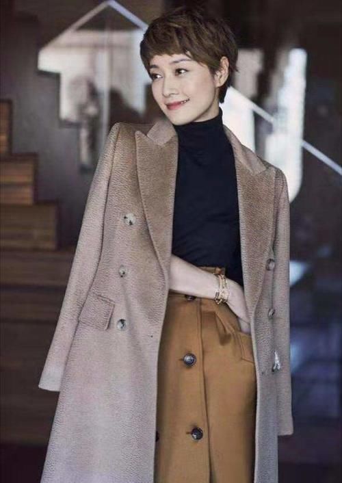 女人过了40岁，最好不要穿这些颜色的单品，土气又掉档次